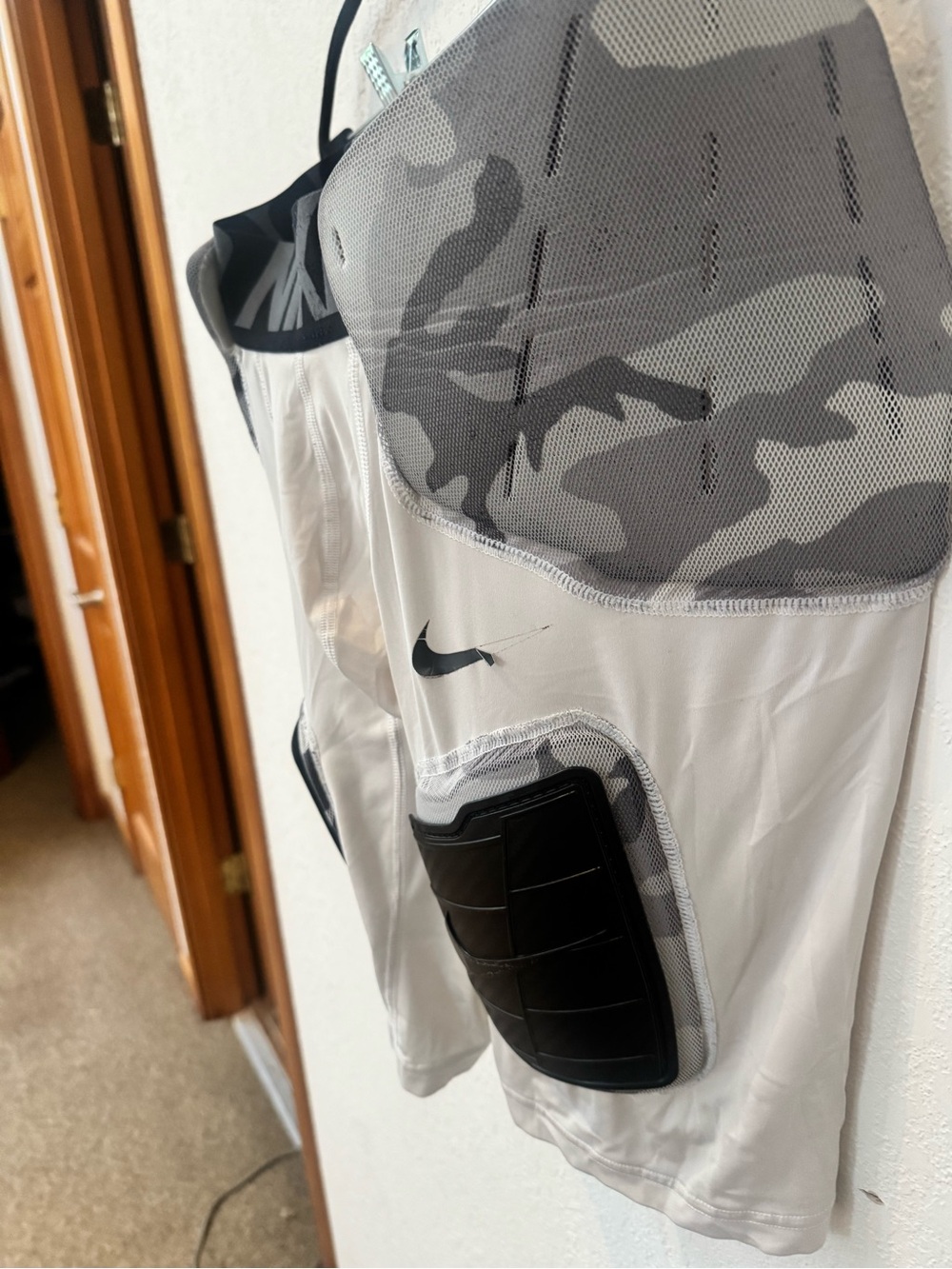Nike Pro Hyperstrong adult 5 pad integrated football girdle - Picture 2 of 5